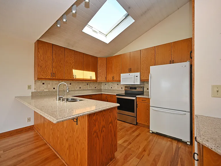 202 Lac La Belle Dr — Photo 7