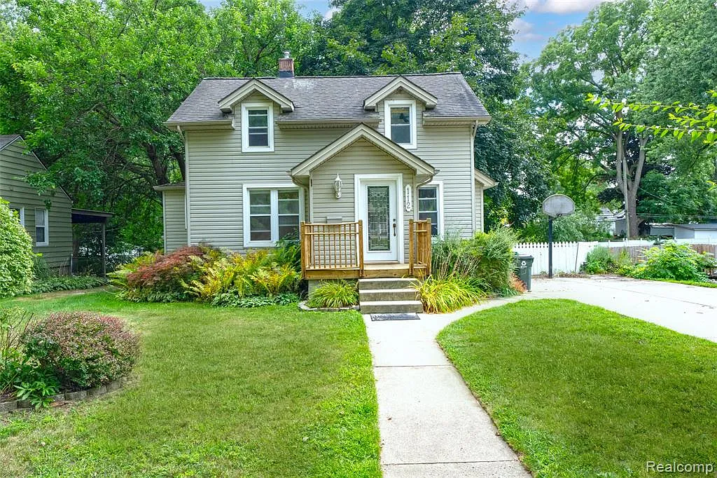 3 bed, 1.0 bath, 1900 sqft, $2,400 — Photo 1
