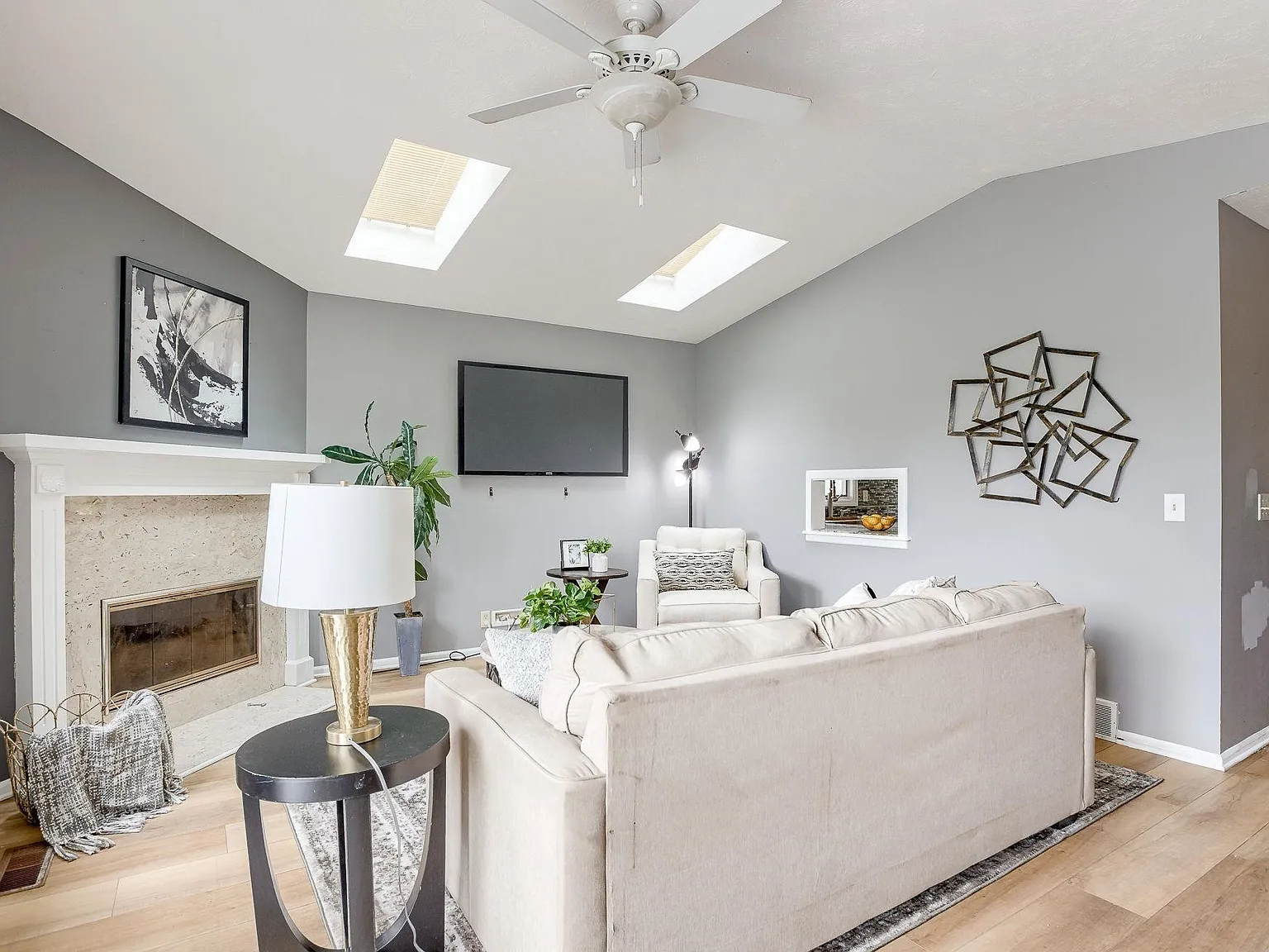 4 bed, 2320 sqft, $2,950 — Photo 2