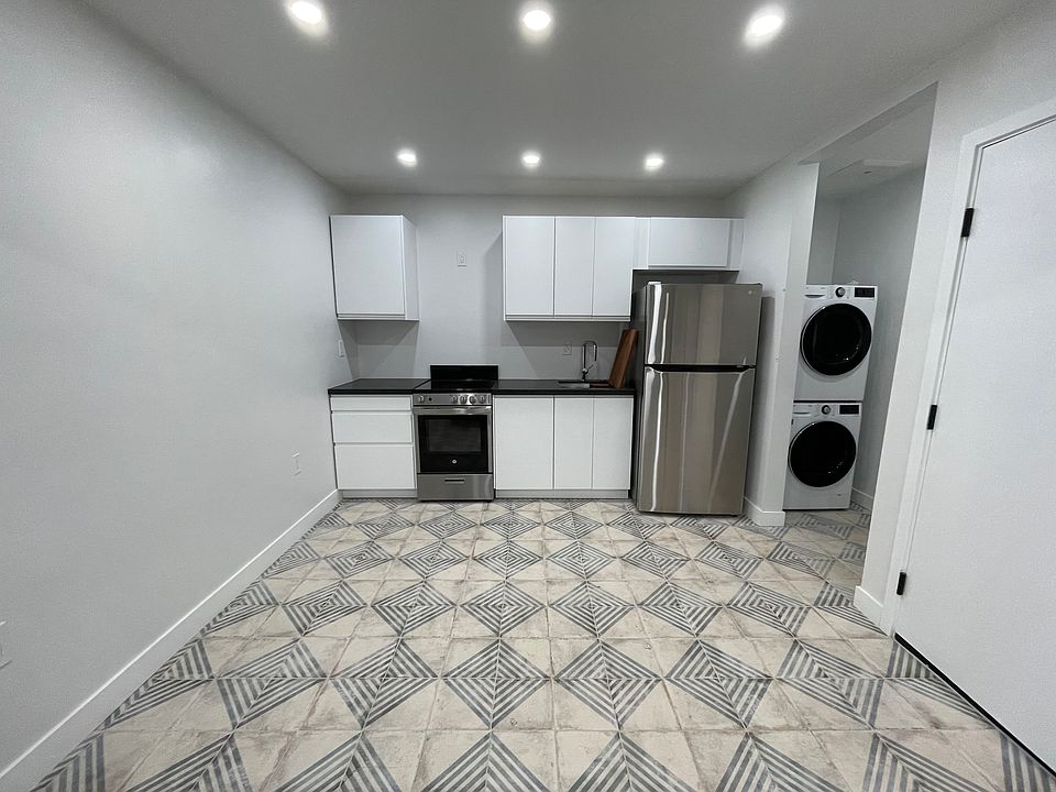 Concise kitchen. W/D in hallway. All new appliances.