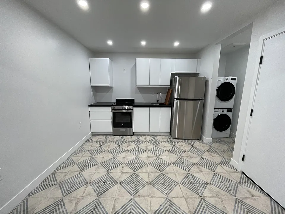 Concise kitchen. W/D in hallway. All new appliances.