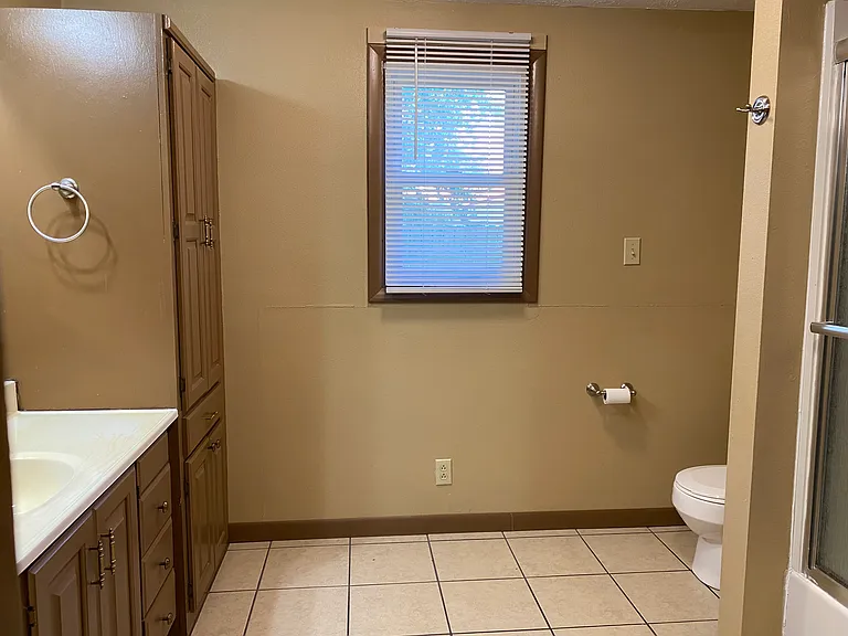 208 E Maiden Ln — Photo 18