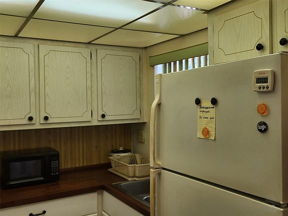 4th image of 9041 Sunrise Lakes Boulevard #105