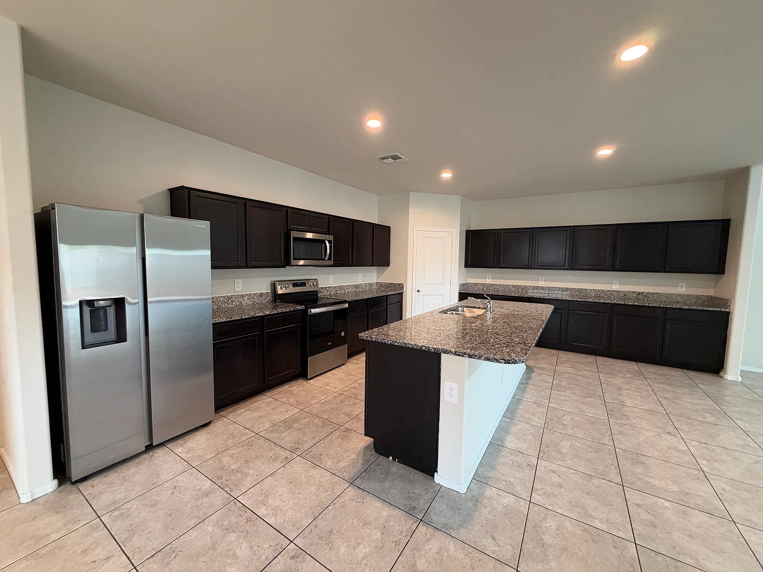 4 bed, 3.0 bath, 2674 sqft, $2,295 — Photo 4