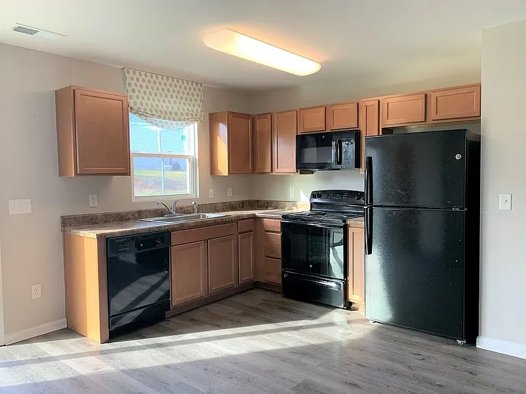 275 Hollandale Rd — Photo 3