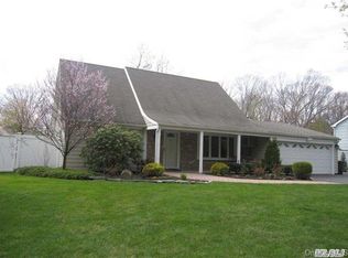 12 Parsons Ln, Saint James, NY 11780