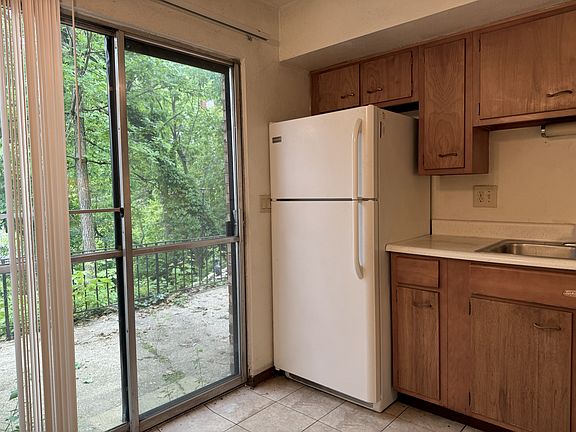 2nd image of 2829-2839 Lake Shore Pl #2835