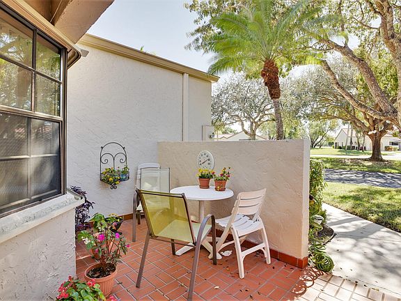 3rd image of 5855 Parkwalk Cir W
