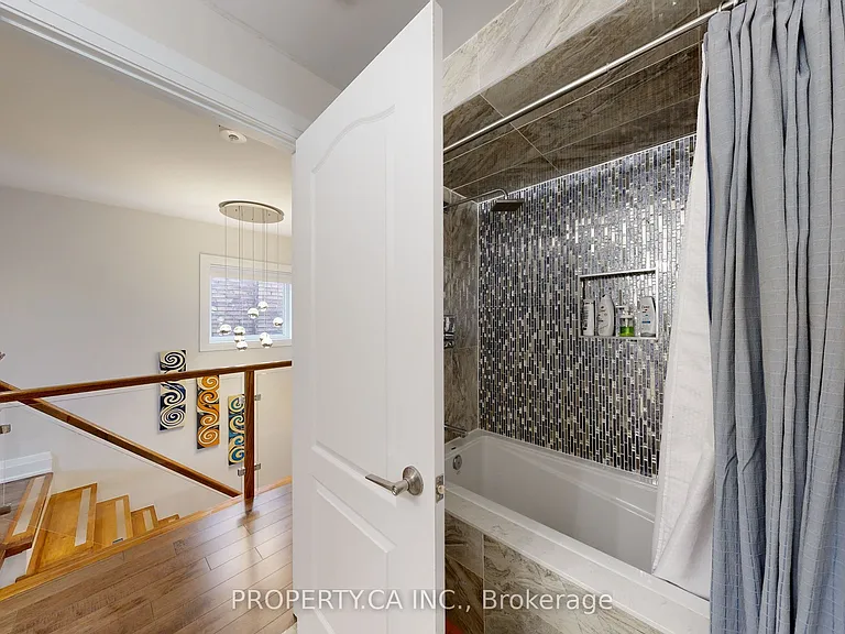 635 Christie St #UPPER — Photo 18