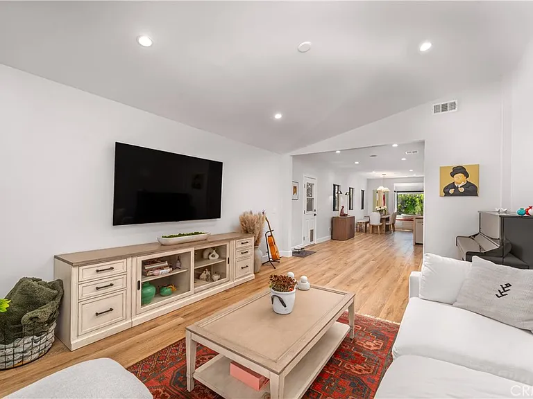 21327 Providencia St — Photo 7