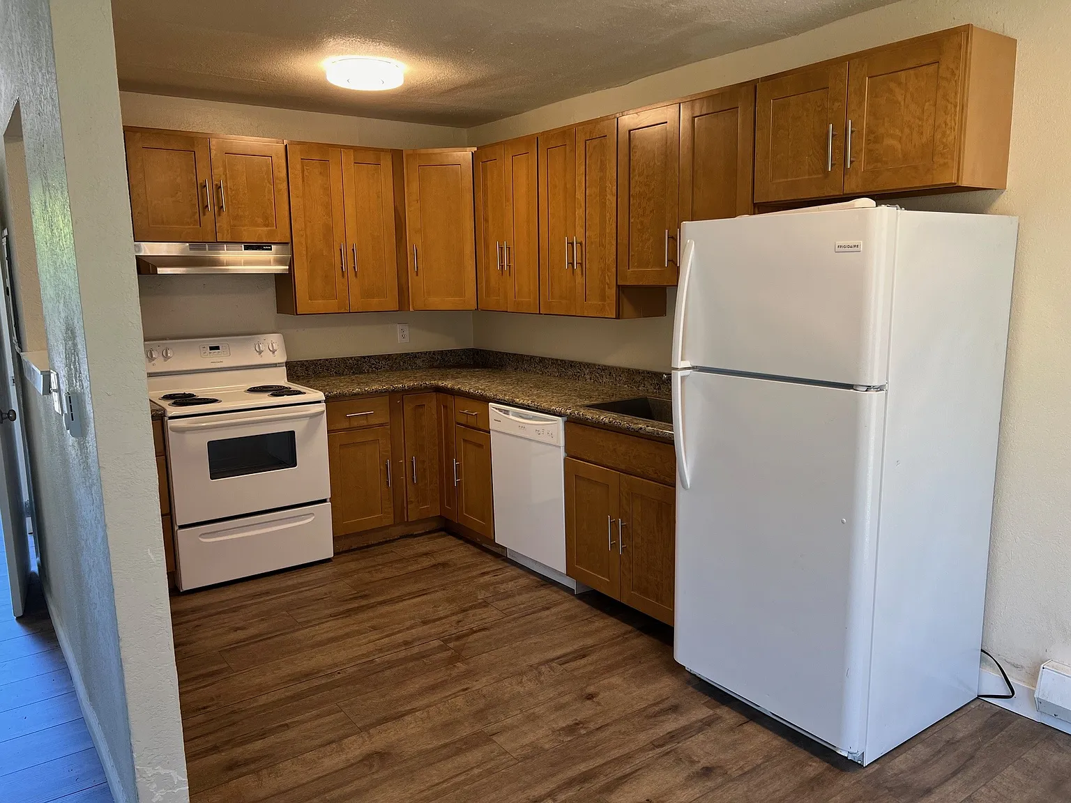 3 bed, 1000 sqft, $1,525 — Photo 4