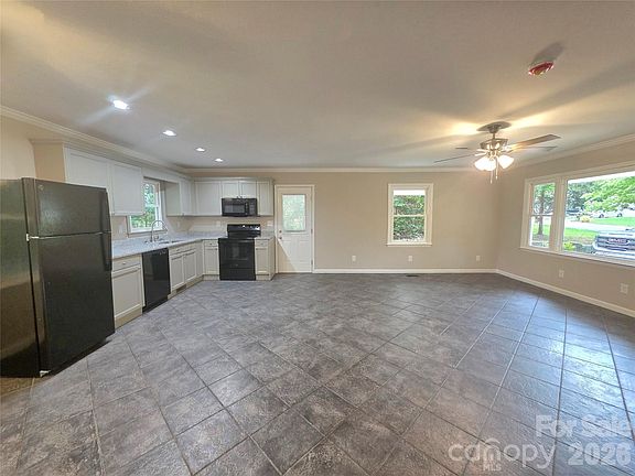 5th image of 733 Crestwood Ave