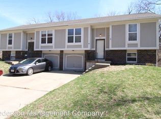 5921 NW Creekview Dr, Parkville, MO 64152