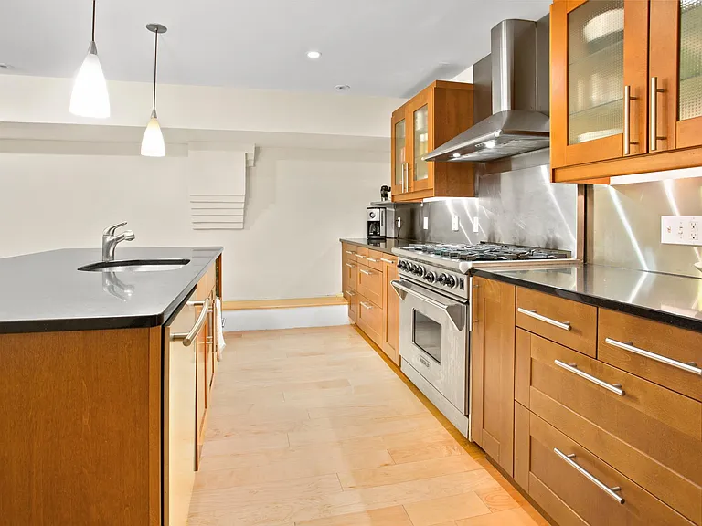 32 Concord Sq #1 — Photo 2