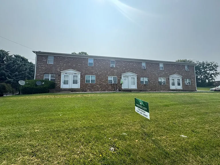 423 S Main St — Photo 1