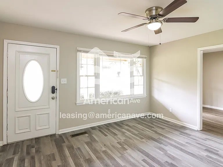 893367_005_living_room_5.jpg
