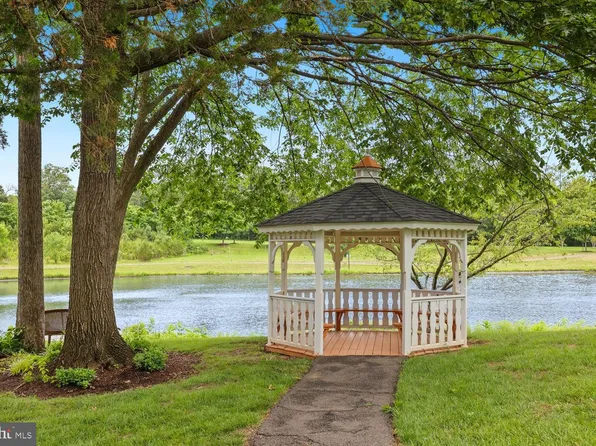 25320 Lake Mist Sq Unit 201, Chantilly, VA 20152