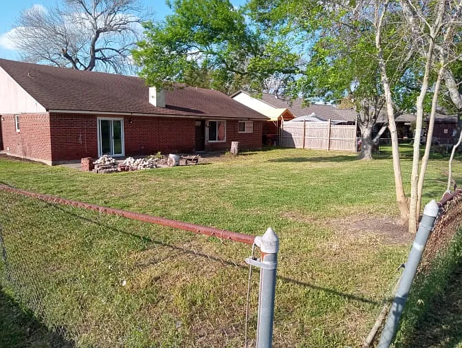209 Basswood St — Photo 8
