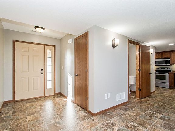 5th image of 252 Woodfield Dr