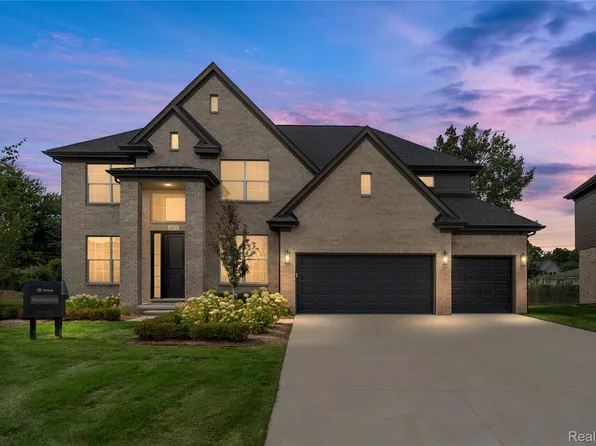 2071 Kohli Dr, Troy, MI 48083