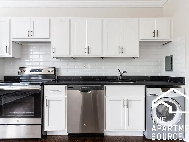 3345 N Marshfield Ave #405 — Photo 1