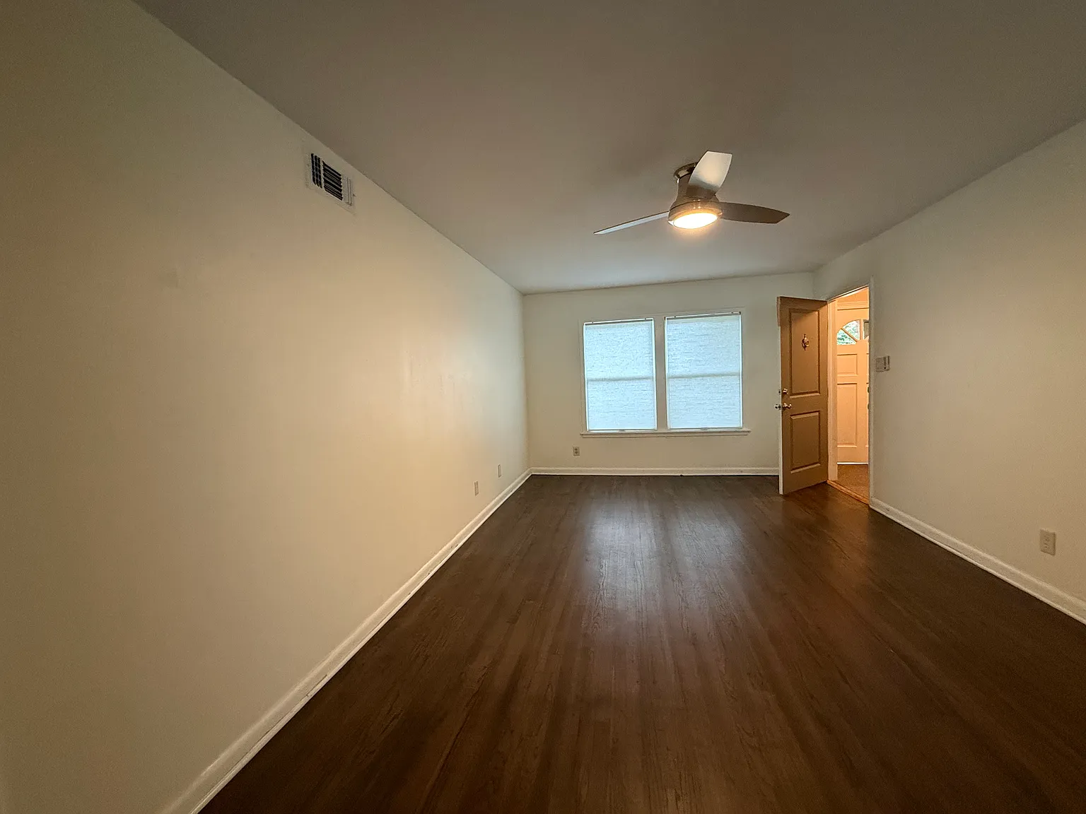 2 bed, 836 sqft, $1,325 — Photo 3
