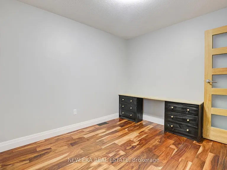 219 Lancaster St W — Photo 10