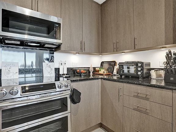4th image of 2601 NE 14th Avenue #401