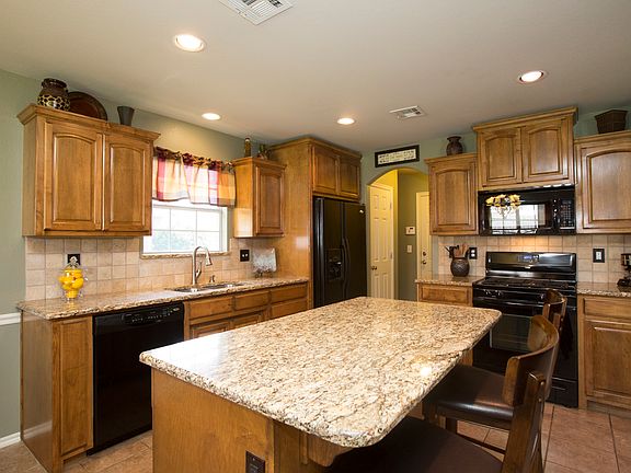 Granite Kitchen w/Maple Cabinetry