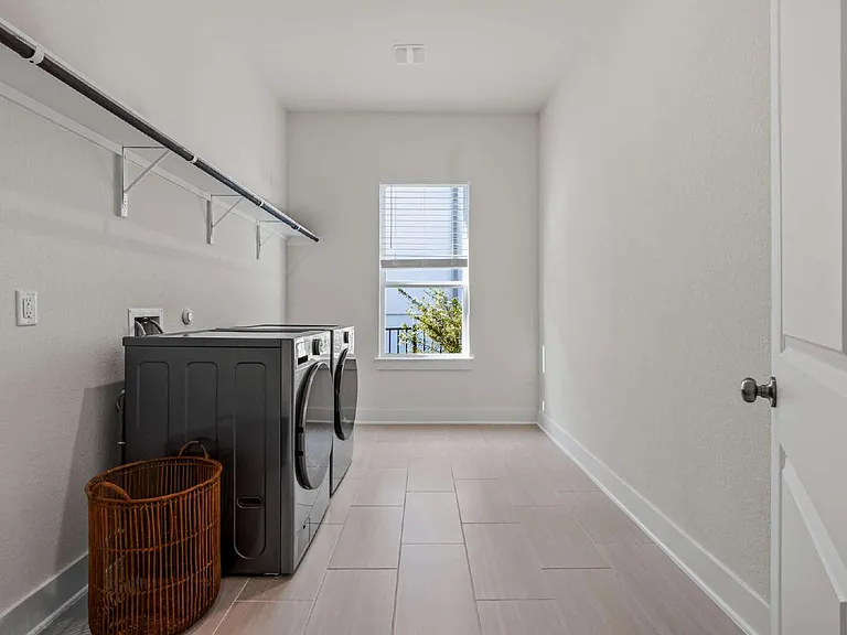 921 Trevi Fontana Dr — Photo 32