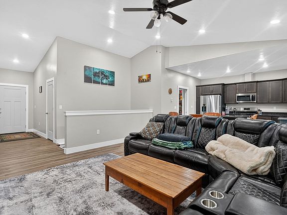 3rd image of 611 Rustic Rd