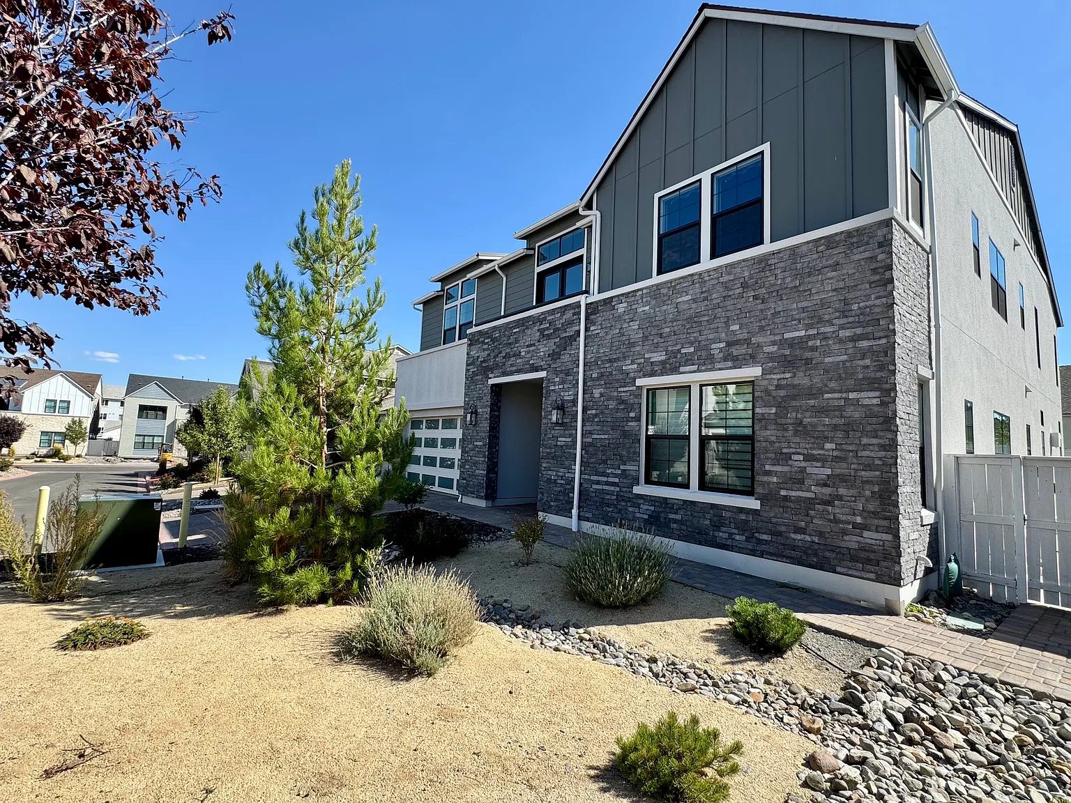 5 bed, 4659 sqft, $7,950 — Photo 2