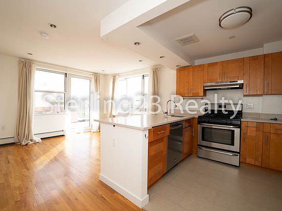 3rd image of 2550 Crescent St APT 5A