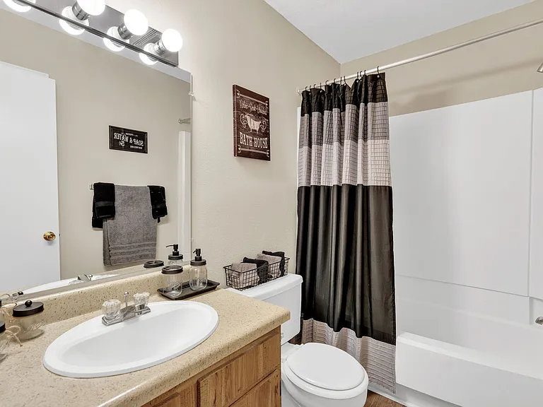 Sunlake Apartments — Photo 18