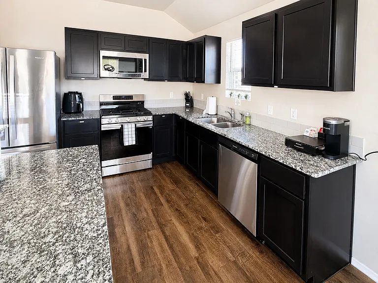 1403 Onyx St — Photo 12