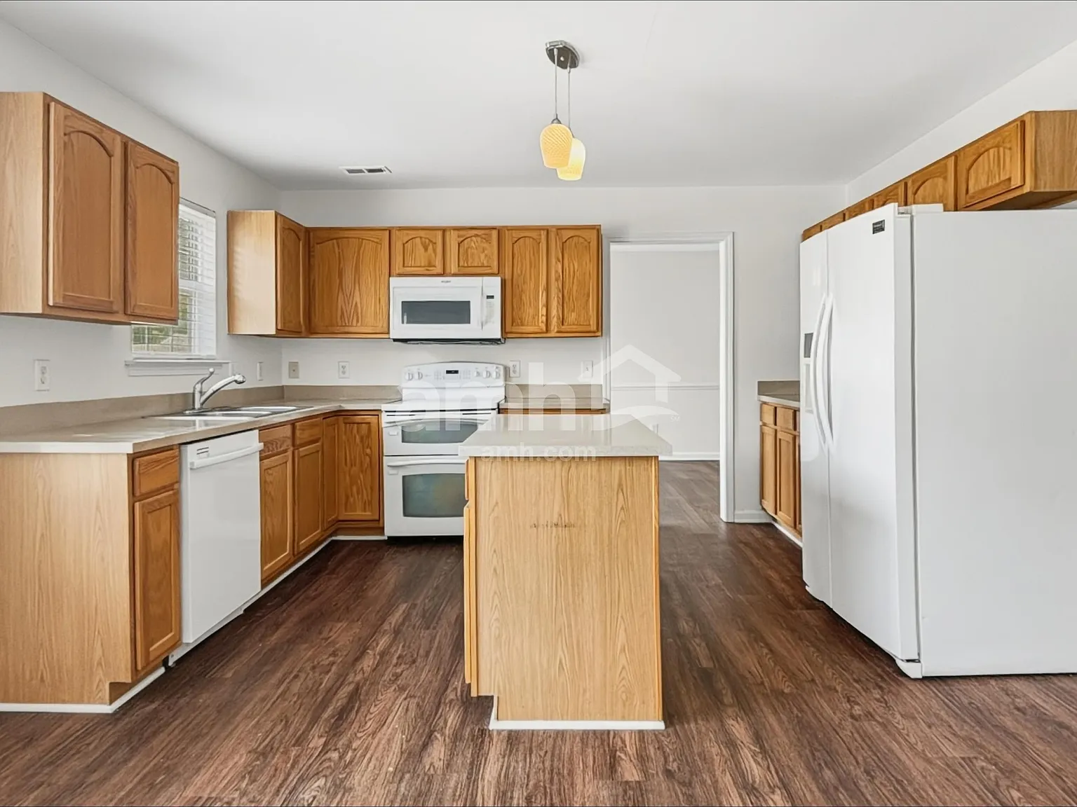 4 bed, 2.5 bath, 2128 sqft, $2,285 — Photo 4