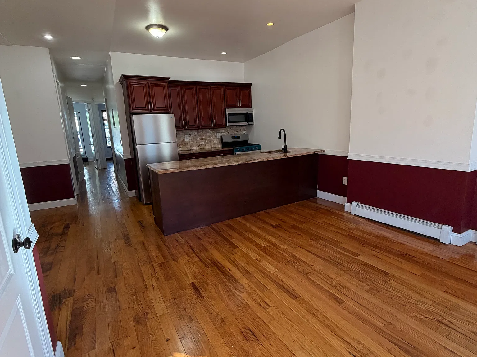 3 bed, 1.5 bath, 900 sqft, $3,400 — Photo 2