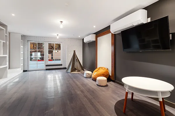 Rented by EXR | media 17