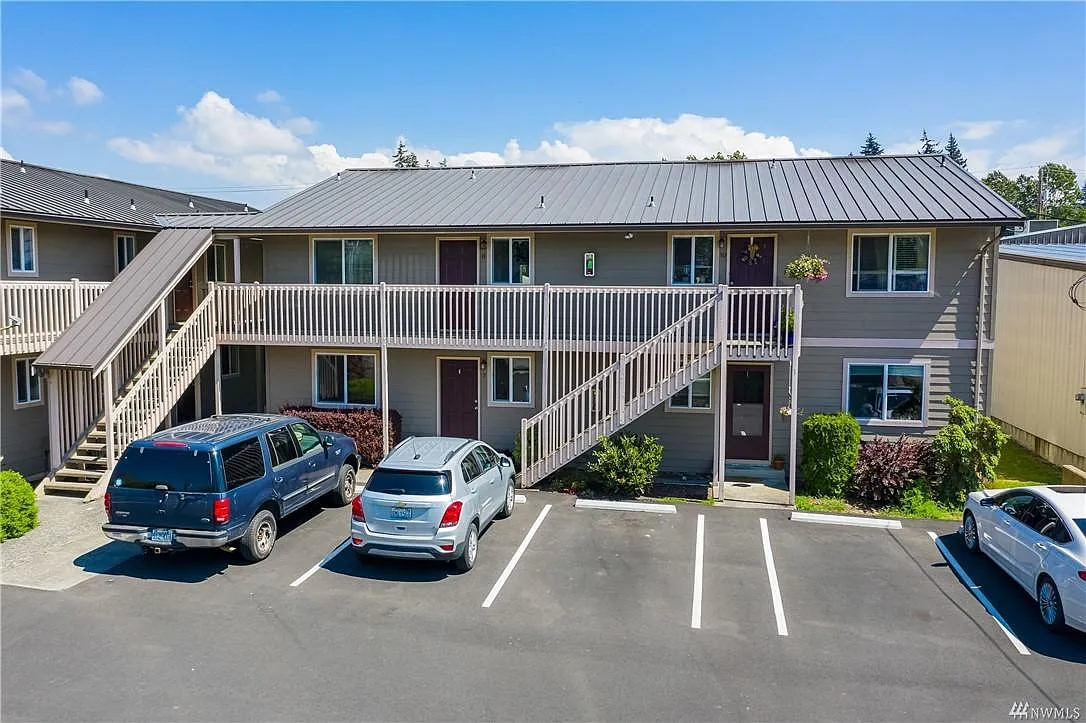 2 bed, 910 sqft, $1,800 — Photo 1
