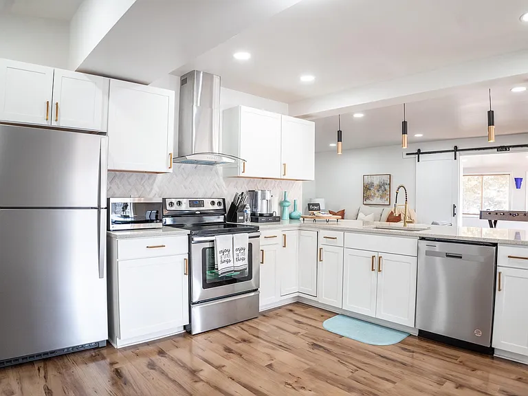 3720 Taft Ave — Photo 2