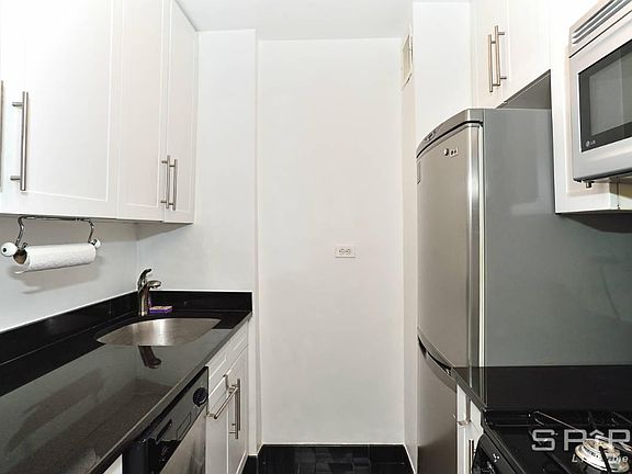5th image of 200 E 27th St APT 5D