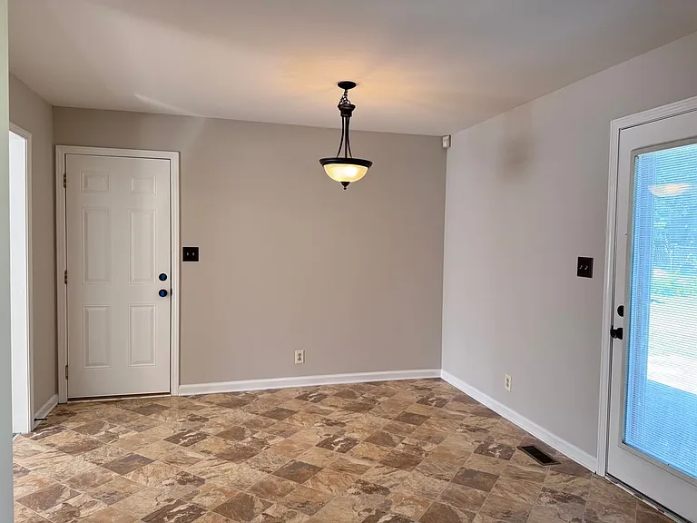 438 Kelsey Dr — Photo 5