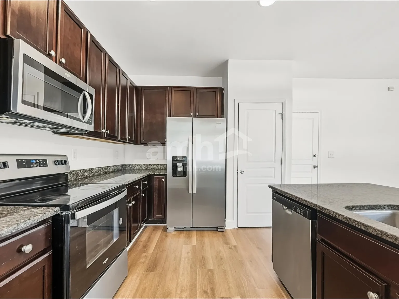 4 bed, 2.5 bath, 2242 sqft, $2,370 — Photo 3