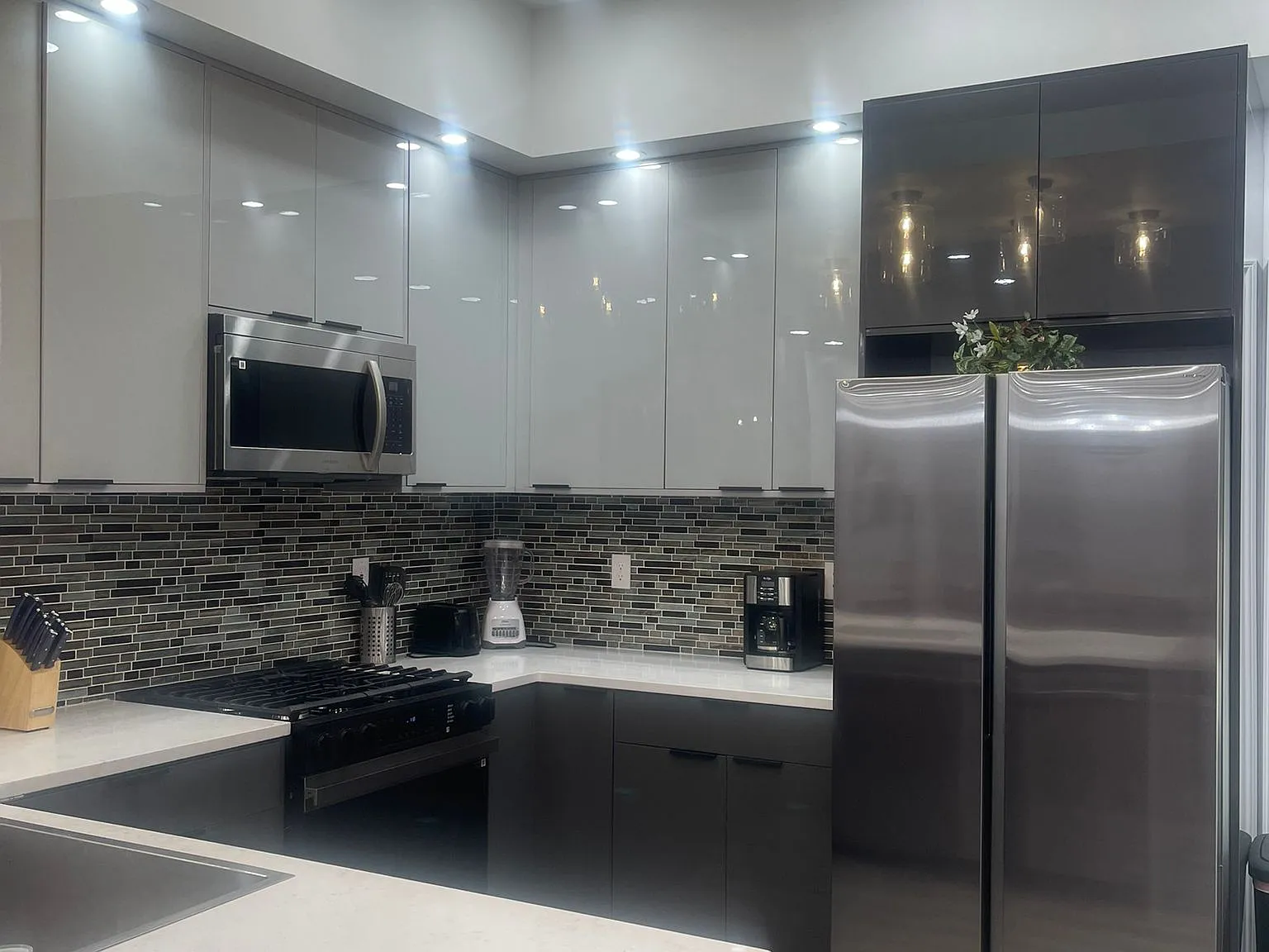 6 bed, 4.5 bath, 2800 sqft, $8,995 — Photo 1