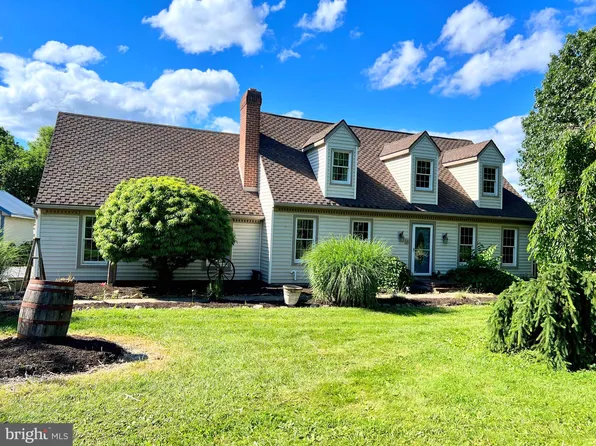 5 Hilltop Dr, Grantville, PA 17028