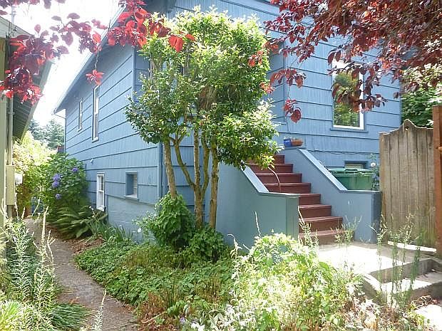 Side entrance to lower unit