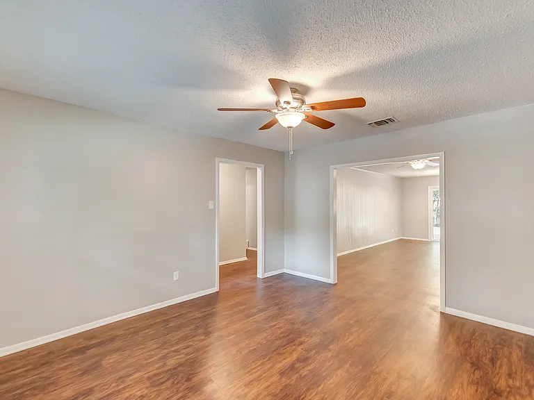 2833 Kingsbury Ave — Photo 13