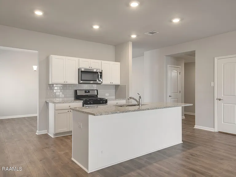 200 S Lakepointe Dr — Photo 11