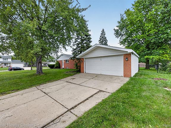 3rd image of 43843 Applewood Rd