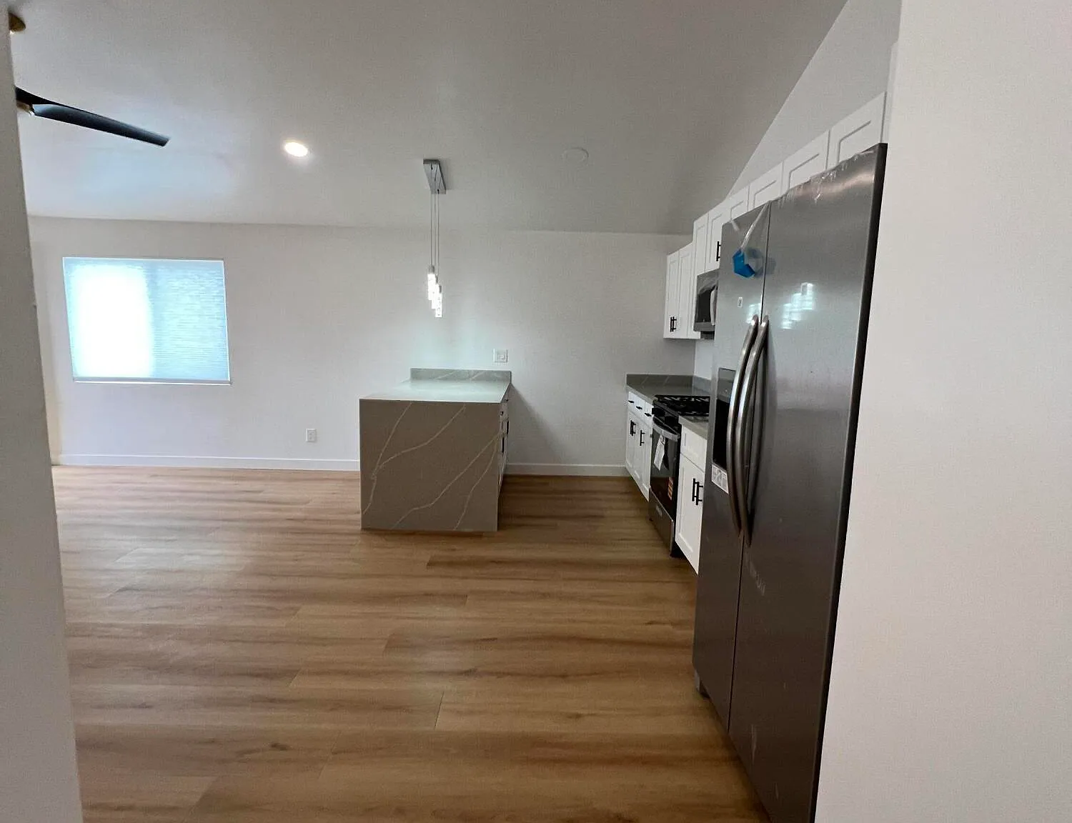 2 bed, 1.0 bath, 800 sqft, $1,800 — Photo 2